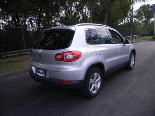 Volkswagen Tiguan 2010 photo 2