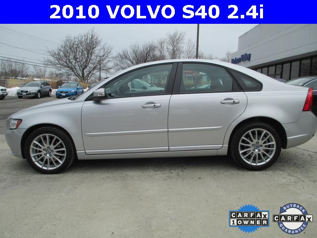 Volvo S40 2010 photo 1