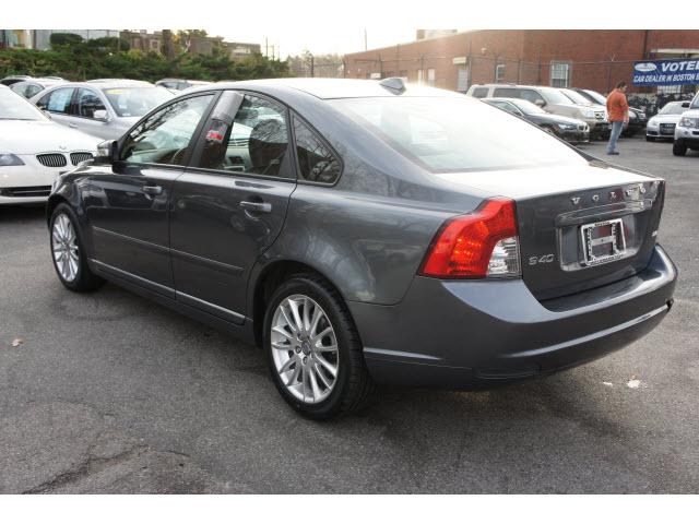 Volvo S40 2010 photo 2