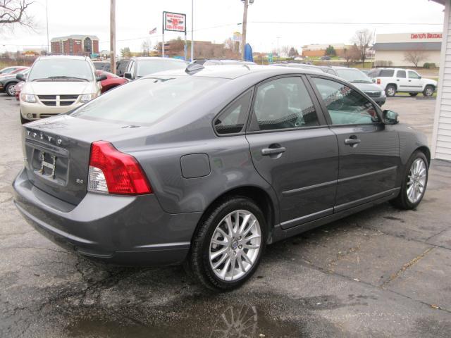 Volvo S40 2010 photo 2