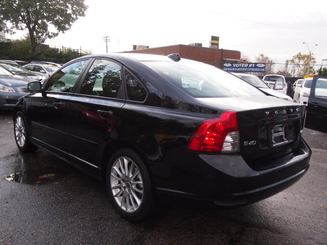 Volvo S40 2010 photo 2