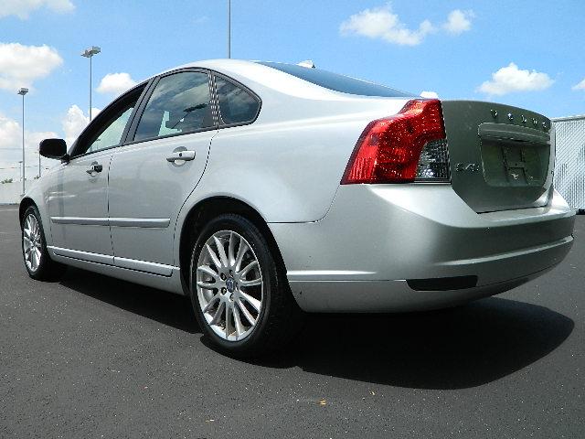 Volvo S40 2010 photo 2