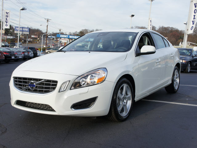 Volvo S60 2013 photo 2