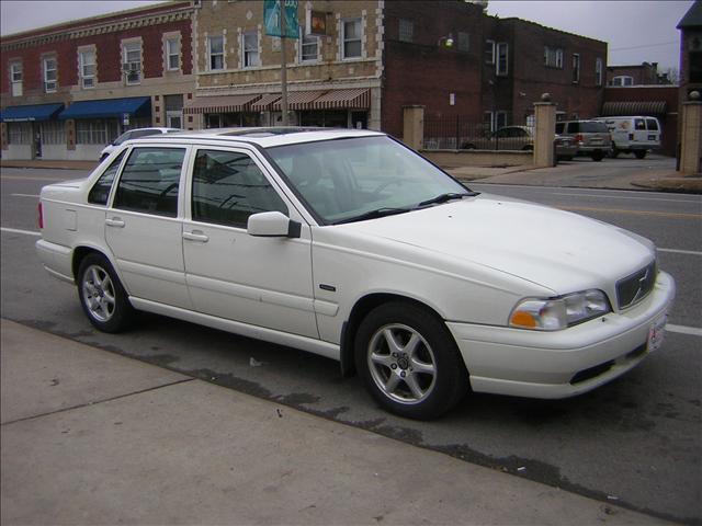 Volvo S70 Base Sedan