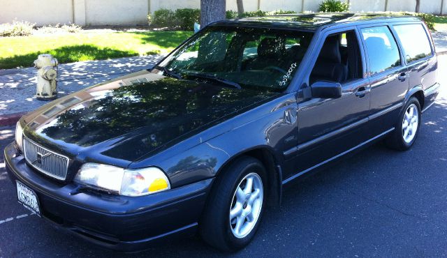 Volvo V70 Base Wagon