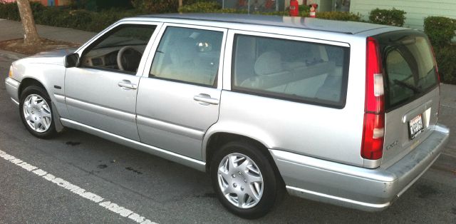 Volvo V70 Base Wagon