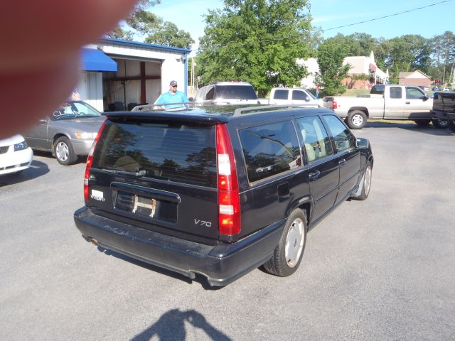 Volvo V70 Base Wagon