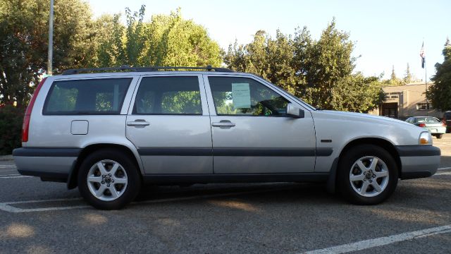 Volvo V70 EX - DUAL Power Doors SUV