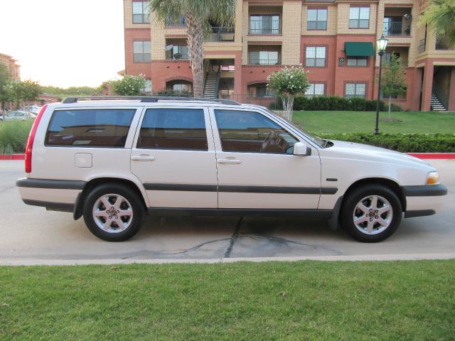 Volvo V70 EX - DUAL Power Doors SUV