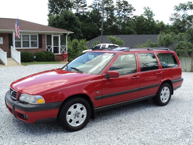 Volvo V70 EX - DUAL Power Doors SUV