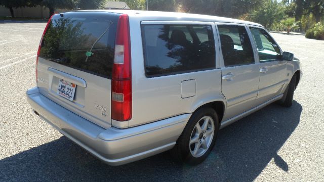 Volvo V70 2000 photo 1