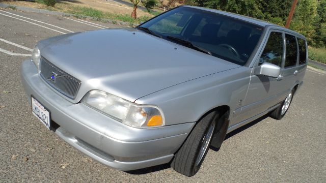 Volvo V70 2000 photo 2