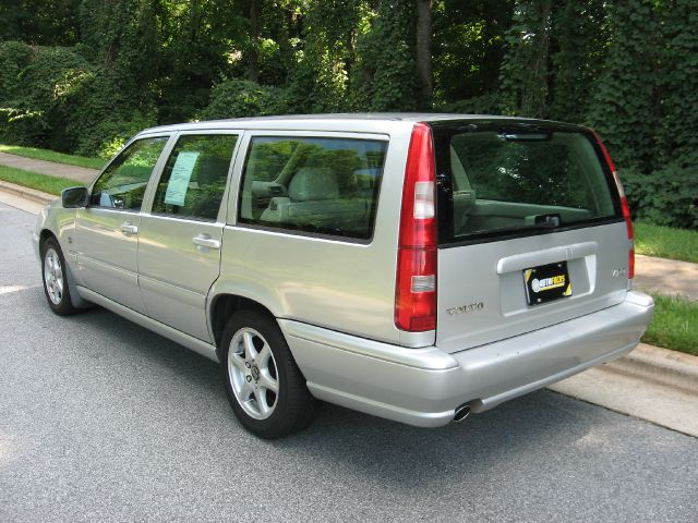 Volvo V70 2000 photo 1